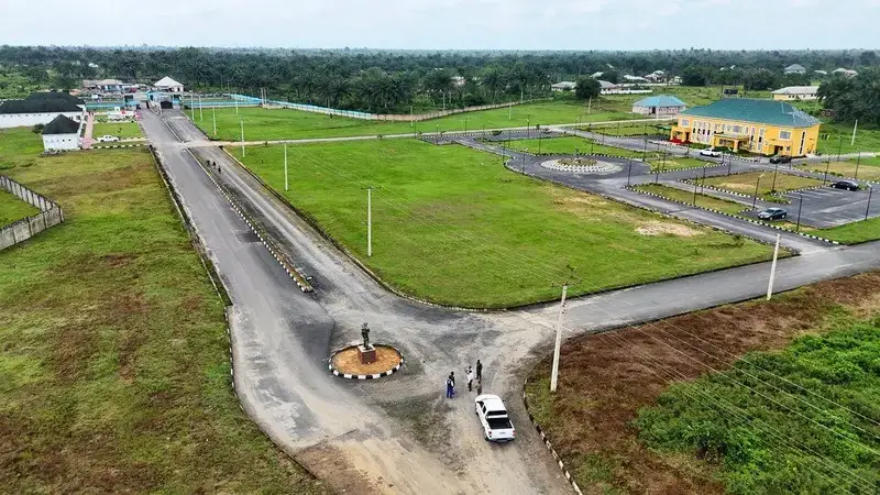 2.3km dual carriageway and single carriageway entrance road to the Military Cantonment