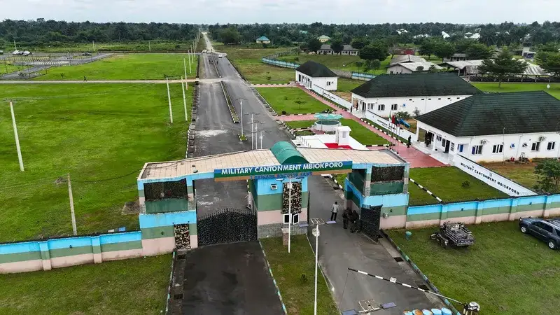 2.3km dual carriageway and single carriageway entrance road to the Military Cantonment