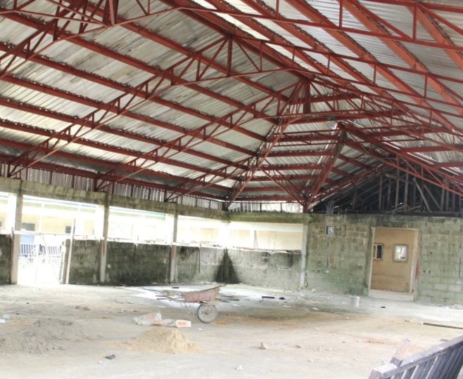Steel roof trusses over a large hall under construction
