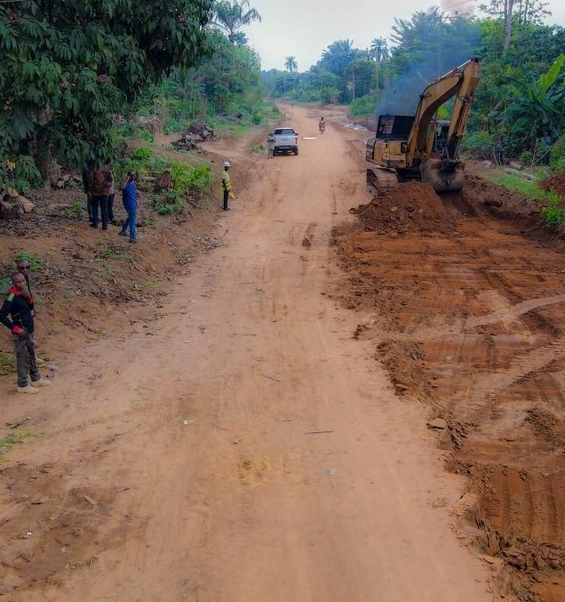 Excavator and workers on the Midim Atan road