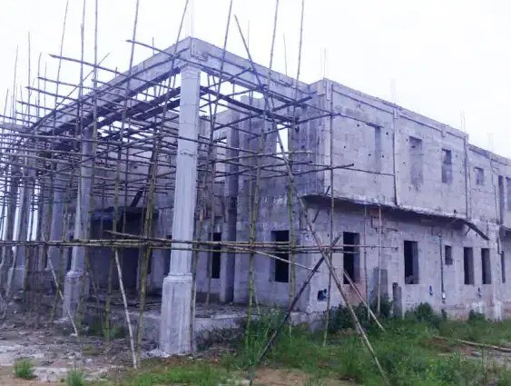 Close view of concrete columns and block walls of the residence