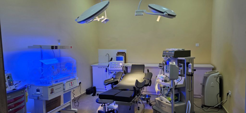 Operating theatre with table, lights and a baby incubator