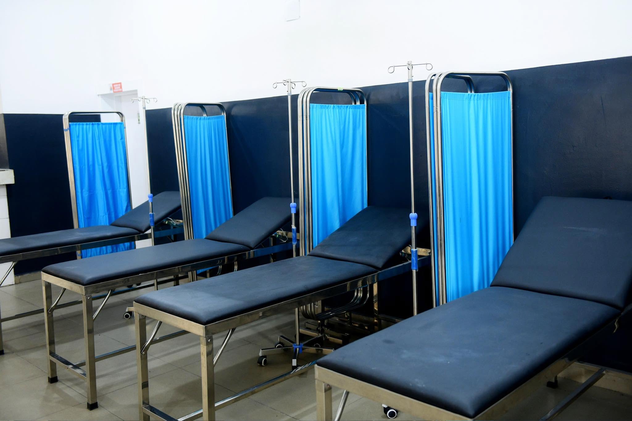 Examination couches with screens in the renovated unit