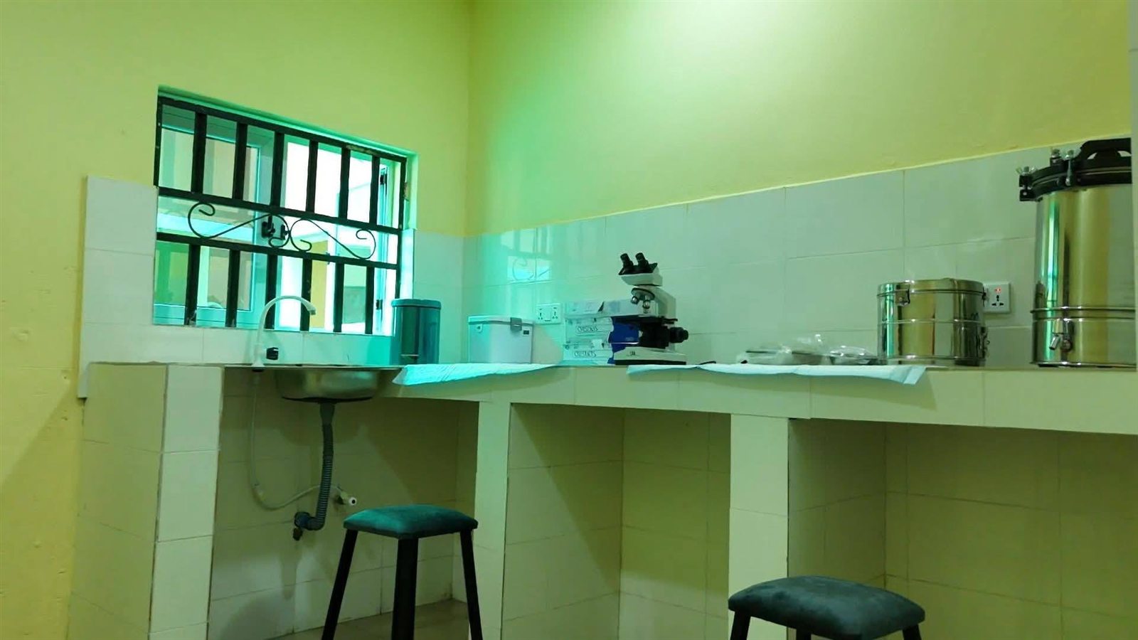 Laboratory bench