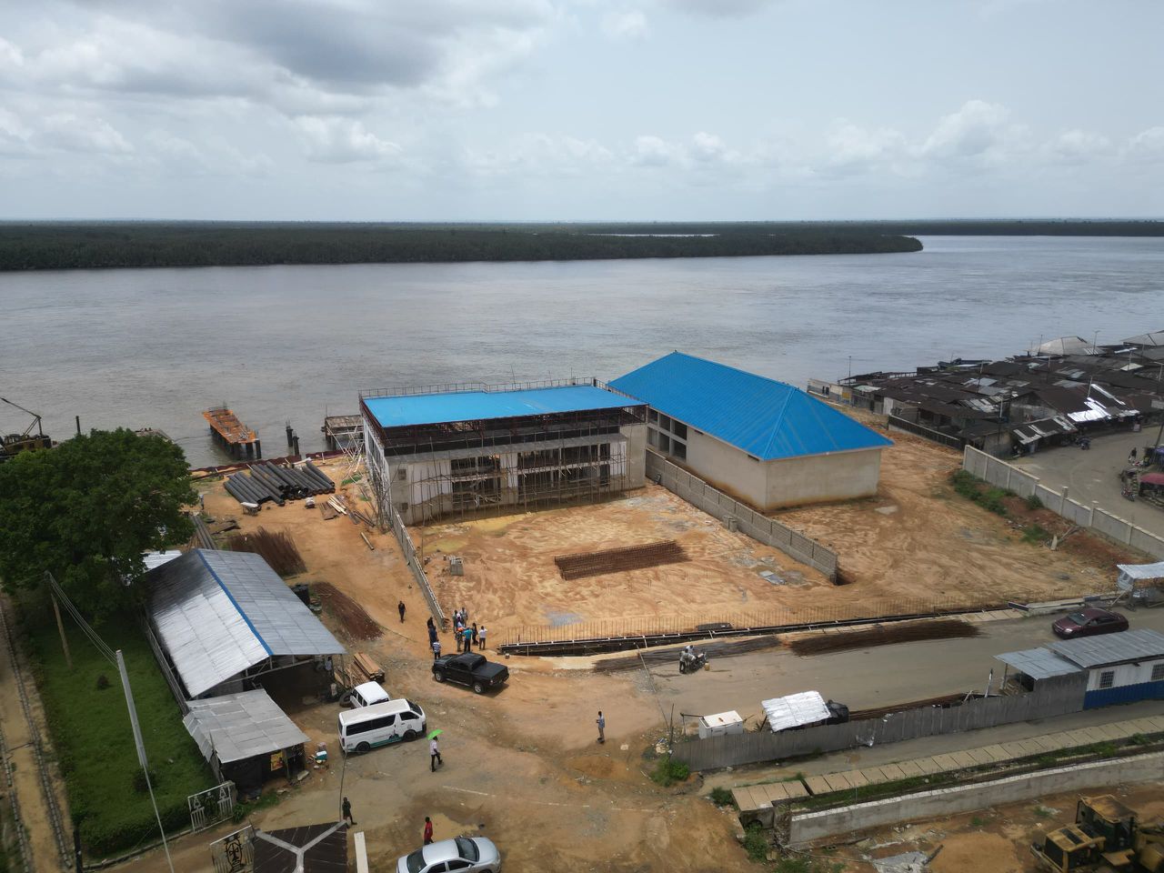 Terminal building and warehouse on the Oron waterfront under construction