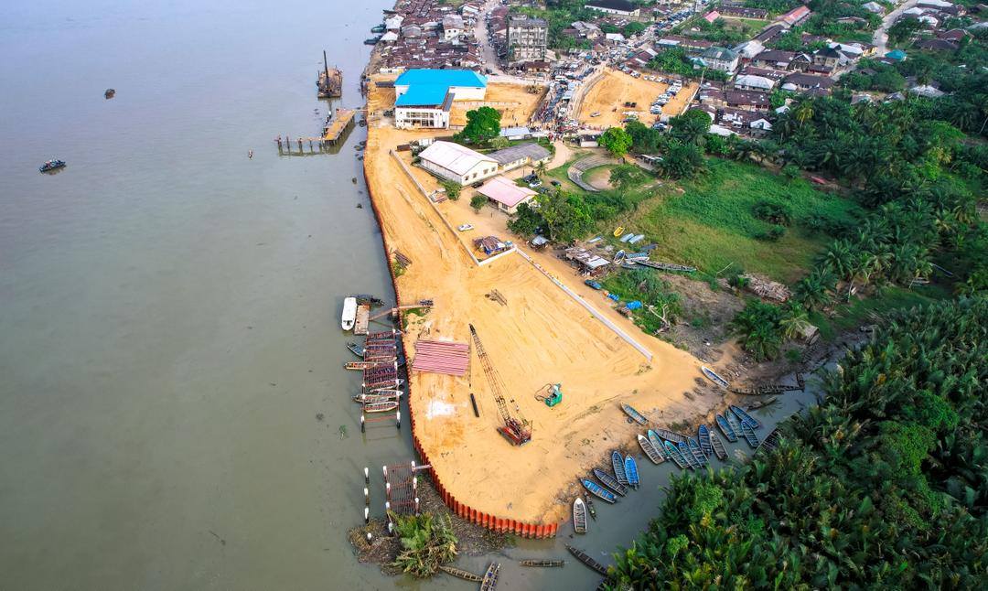 Steel shore protection along the reclaimed Oron shoreline