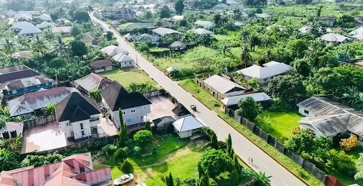 Aerial view of a street and houses in Oron