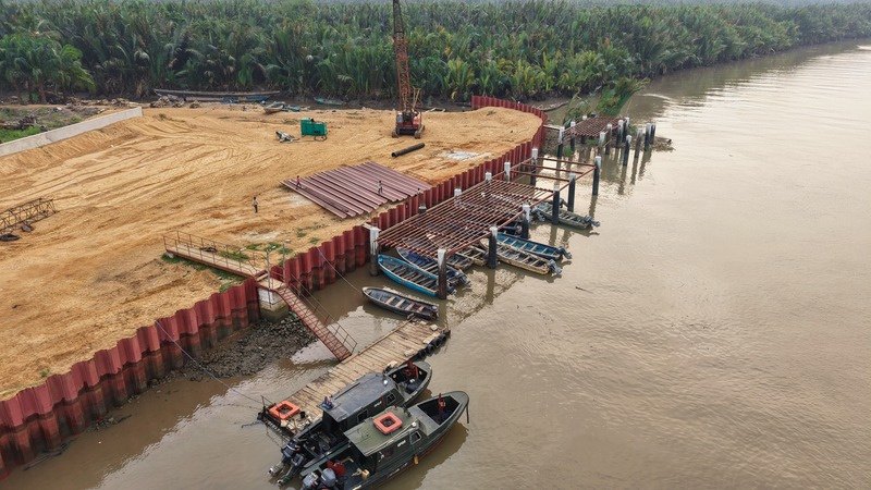 Shore protection with a jetty and boats at Oron
