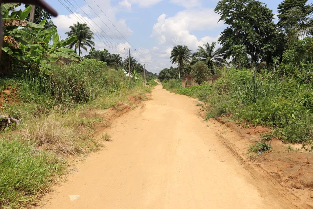 Narrow untarred stretch of the road before work began