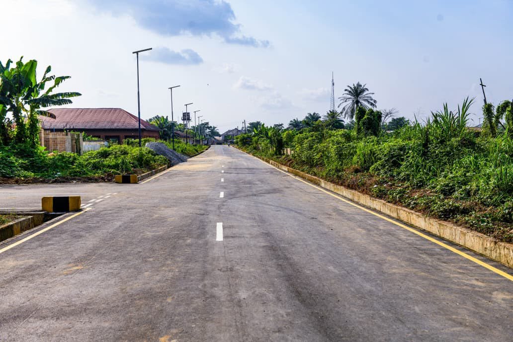 Straight stretch of the new internal road with streetlights